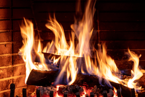 christmas-time-cozy-fireplace-wood-logs-burning-2024-12-07-21-00-58-utc (1)-min-min